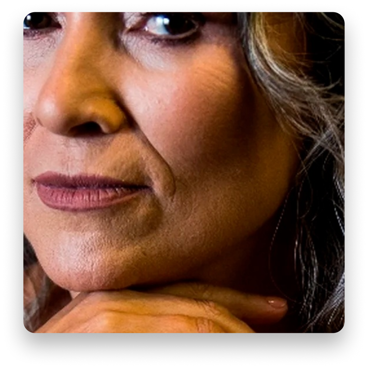 Mulher confiante em transformação pessoal